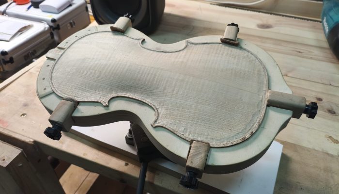 Violín artesanal trabajado a mano